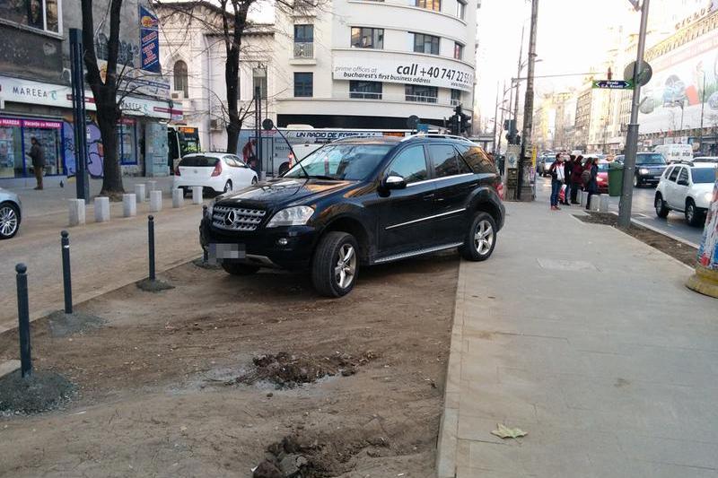 Parcare cu tupeu intre stalpisorii de pe Magheru, Foto: Hotnews