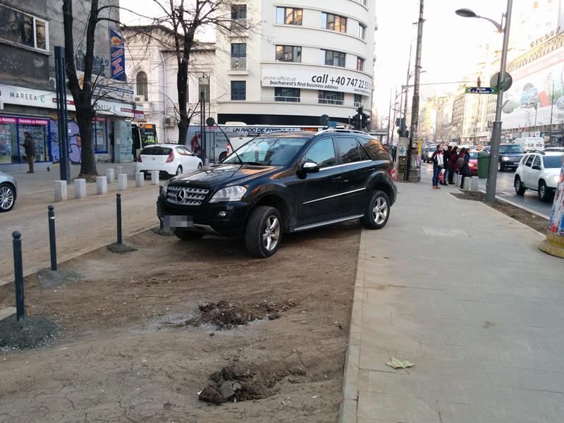 Parcare cu tupeu intre stalpisorii de pe Magheru, Foto: Hotnews