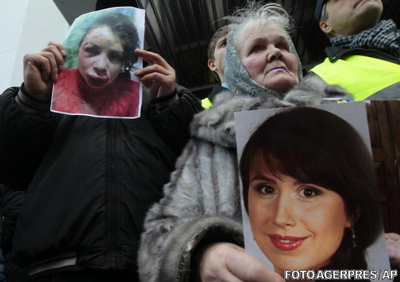 Protestatarii ucraineni tin fotografiile jurnalistei batute, Foto: Agerpres/AP