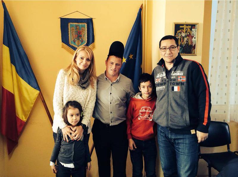 Victor Ponta cu familia sa si Ciobanul Ghita, Foto: Facebook/ Victor Ponta