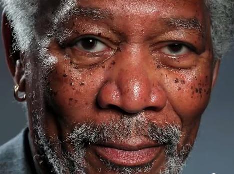 Morgan Freeman, pe iPad, Foto: Captura YouTube