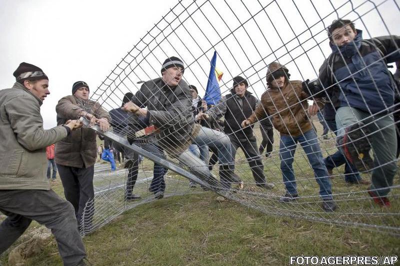 In 2013, in Pungesti au avut loc proteste violente, Foto: Agerpres/AP