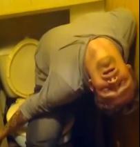 Tanar beat adormit in toaleta, Foto: Captura YouTube