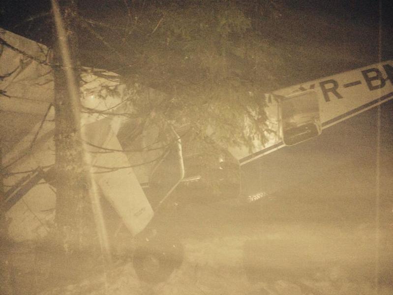 Poza cu avionul cazut, postata pe Facebook de Marius Pop, membru al unui club de offroad care a participat la operatiunea de salvare, Foto: Marius Pop, Facebook