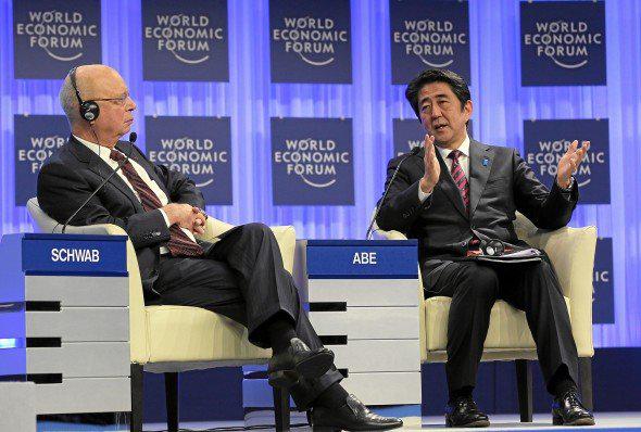 Shinzo Abe, Premier nipon si Klaus Schwab, fondator si presedinte al WEF, Foto: World Economic Forum