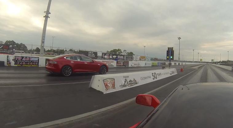 Tesla Model S vs. Chevrolet Corvette Drag Race, Foto: Captura YouTube