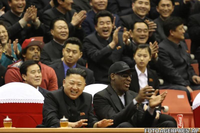 Dennis Rodman si Kim Jong-un la un meci de baschet din Phenian (februarie 2013), Foto: Agerpres/AP