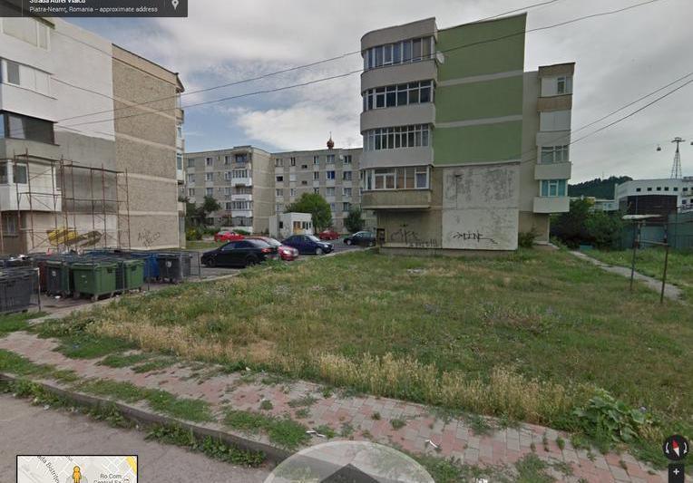 Locul dintre blocuri unde ar urma sa fie ridicata biserica, in Piatra-Neamt, Foto: Google Street View