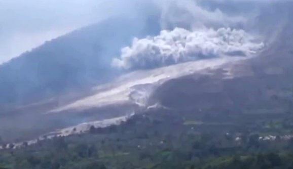 Nori de cenusa expulzata de vulcanul Sinabung din Indonezia, Foto: Captura Youtube.com