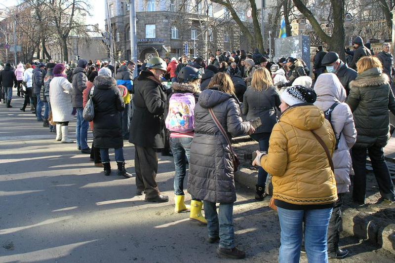 Femei si batrani trimit pietre din mana in mana catre protestatarii din Kiev, Foto: Sergii Gorbachov / Facebook