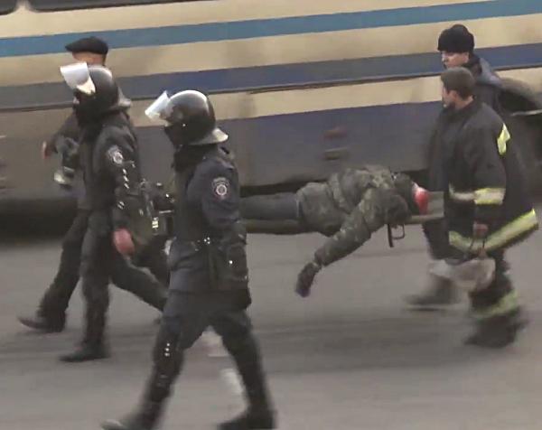 Trupele Berkut duc pe targa trupul unui protestatar, Foto: Captura YouTube