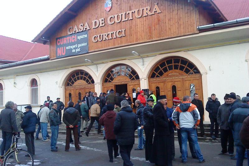 Protest la Casa de Cultura din Curtici, Foto: HotNews.ro