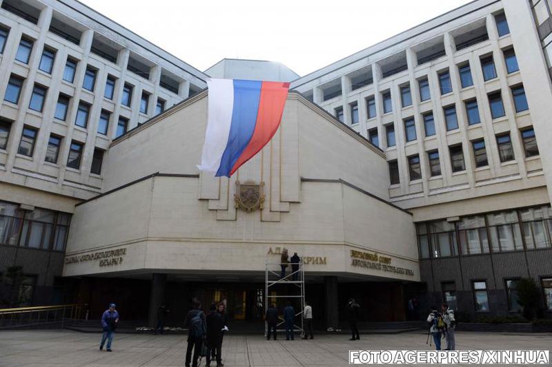 Drapelul ucrainean, inlocuit cu cel rus in Simferopol, Foto: Agerpres/Xinhua