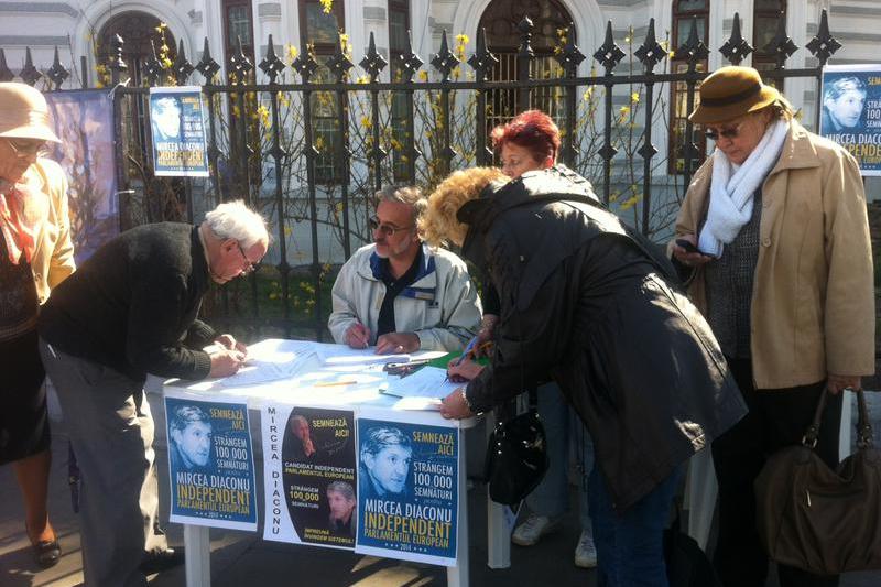 Oameni semnand pentru Mircea Diaconu, Foto: Hotnews