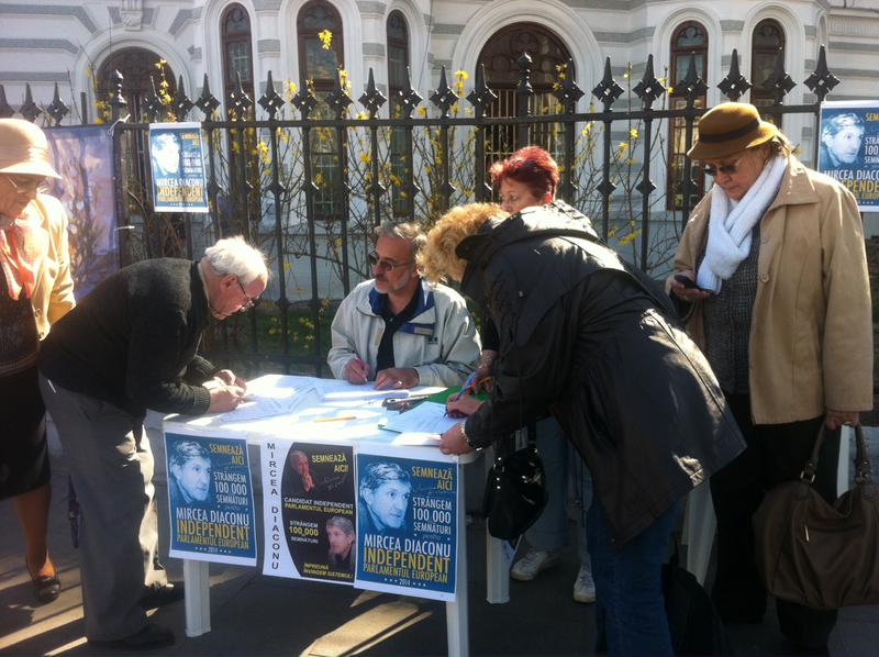 Oameni semnand pentru Mircea Diaconu, Foto: Hotnews