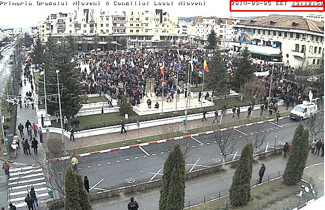 Oamenii protesteaza in centrul orasului Mioveni, Foto: Captura de ecran