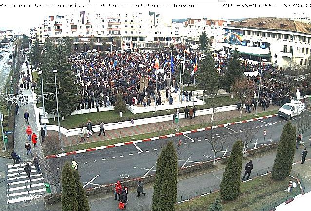 Mii de oameni protesteaza la Mioveni, Foto: Captura de ecran