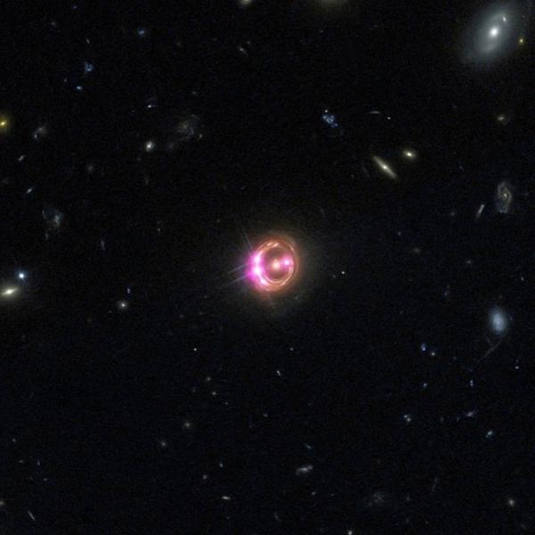 Quasarul RX J1131-1231, Foto: NASA/CXC/Univ of Michigan/R.C.Reis et al; Optical: NASA/STScI