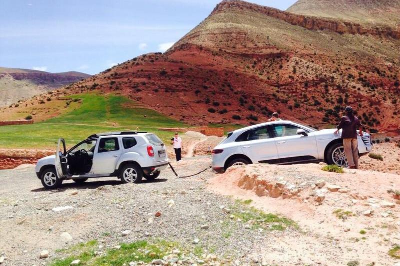 Dacia Duster si Porsche Macan, Foto: Gavin Green