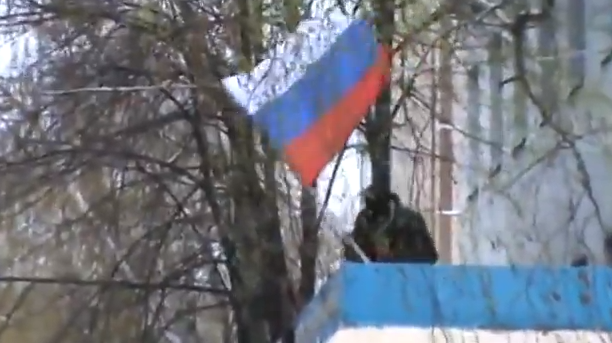 Steagul Rusiei, arborat pe cladirea politiei din Slaviansk, Foto: Captura YouTube