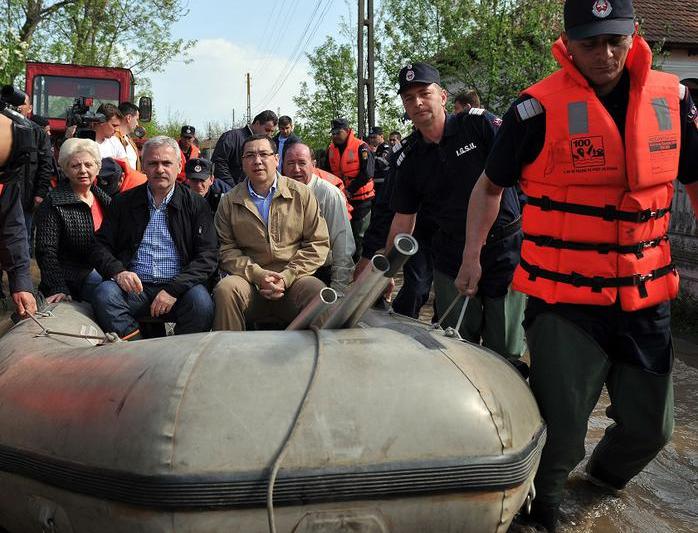 Liviu Dragnea, incadrat de Victor Ponta si Doina Pana, in barca, pe ulitele din Teleorman, Foto: Guvernul Romaniei