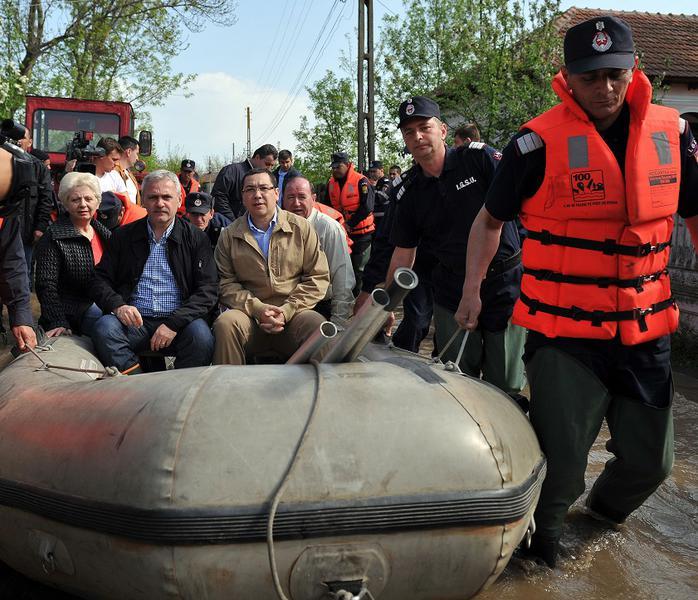 Liviu Dragnea, incadrat de Victor Ponta si Doina Pana, in barca, pe ulitele din Teleorman, Foto: Guvernul Romaniei