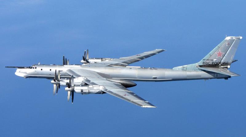 Un avion Tupolev TU-95, escortat de avioanele de vanatoare Thyphoon, Foto: Royal Air Force