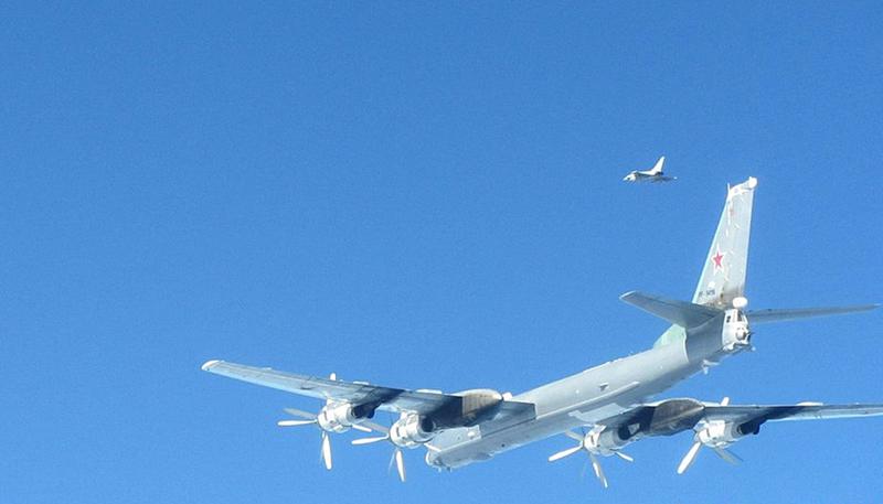 Un avion Tupolev TU-95, escortat de avioanele de vanatoare Thyphoon, Foto: Royal Air Force