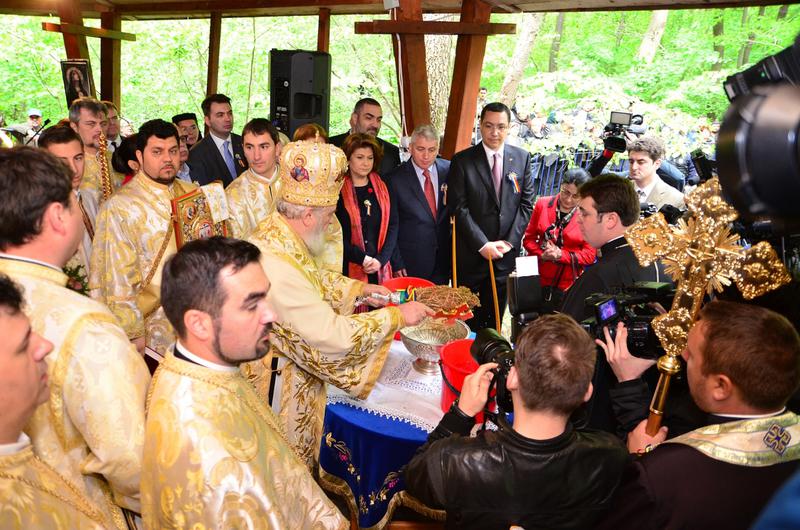 Ponta si soborul de preoti la manastirea Nucet, Foto: basilica.ro