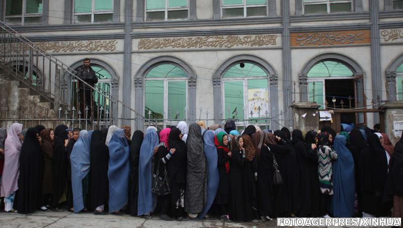 Femei afgane stau la coada pentru a vota, in Kabul, Foto: Agerpres/Xinhua