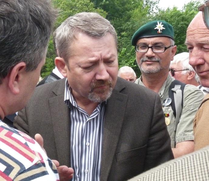 Secretarul de stat Adi Sanda, inconjurat de revolutionari, Foto: Hotnews