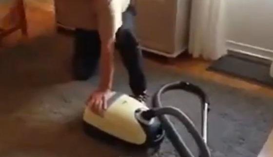 Barbat vs. aspirator, Foto: Captura YouTube