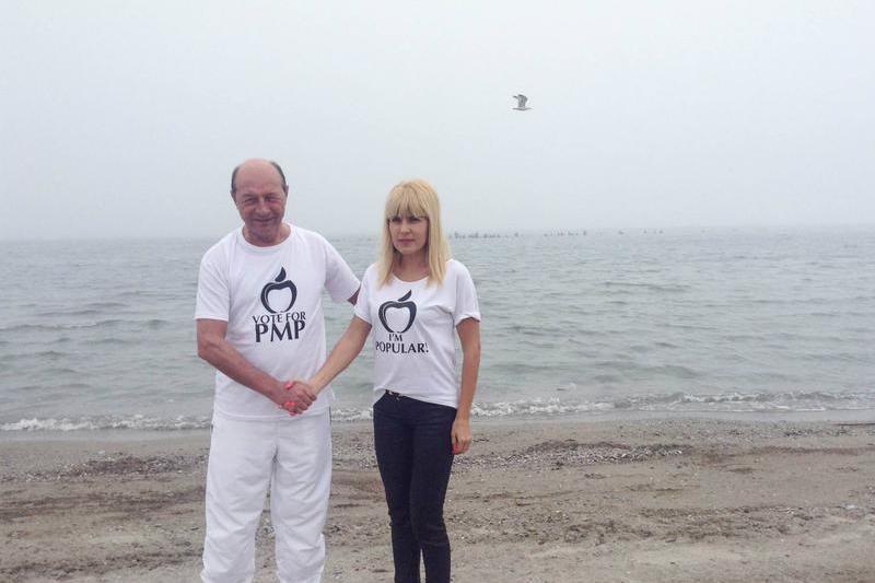 Elena Udrea si Traian Basescu, pe plaja, Foto: Facebook / Elena Udrea