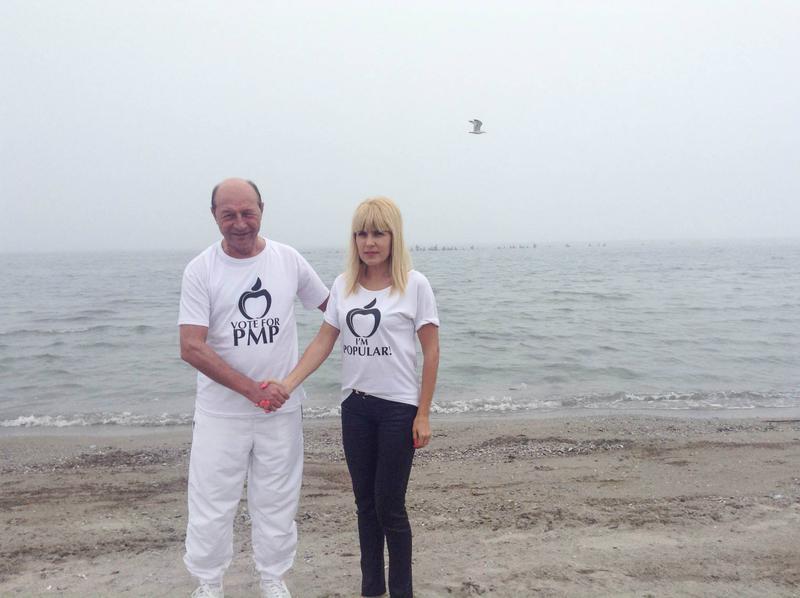 Elena Udrea si Traian Basescu, pe plaja, Foto: Facebook / Elena Udrea