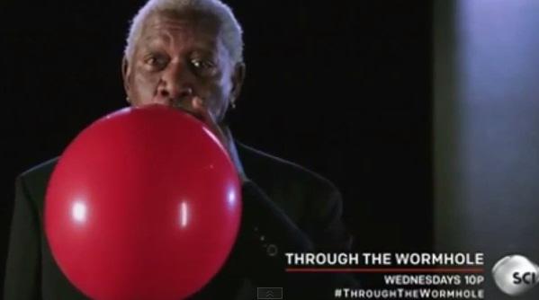 Morgan Freeman inhaleaza heliu, Foto: Captura YouTube