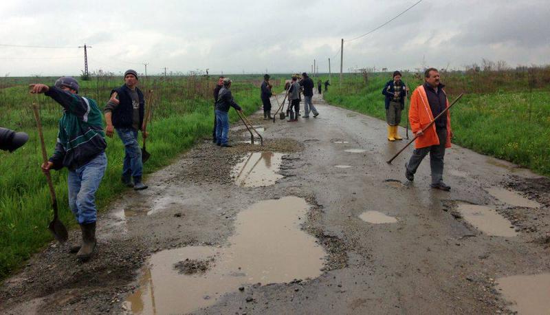 Locuitorii din Sacadate (Sibiu), reparand drumul comunal, Foto: Ora de Sibiu