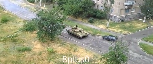 Tanc pe o strada din orasul ucrainean de granita Snizhne, Foto: Captura EuroMaidan PR