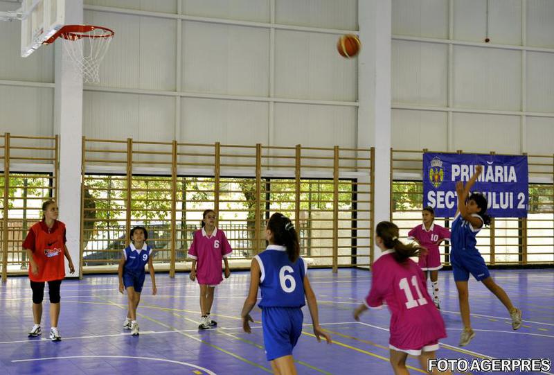 Inaugurarea noii sali de sport a Scolii Nr. 64 din Capitala (2012), Foto: Agerpres