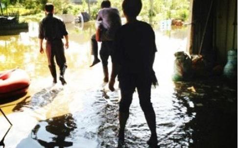 Oficial chinez carat in spate la inundatii, Foto: Captura YouTube