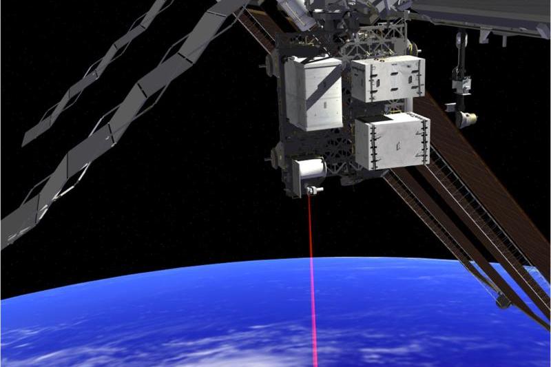 Redare artistica: OPALS transmitand date catre Terra cu ajutorul unui laser, Foto: NASA