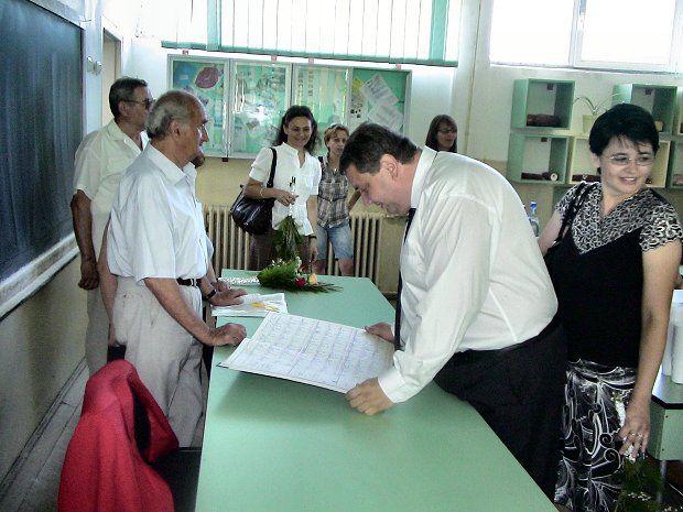 Duicu isi consulta notele din catalog, Foto: anonim