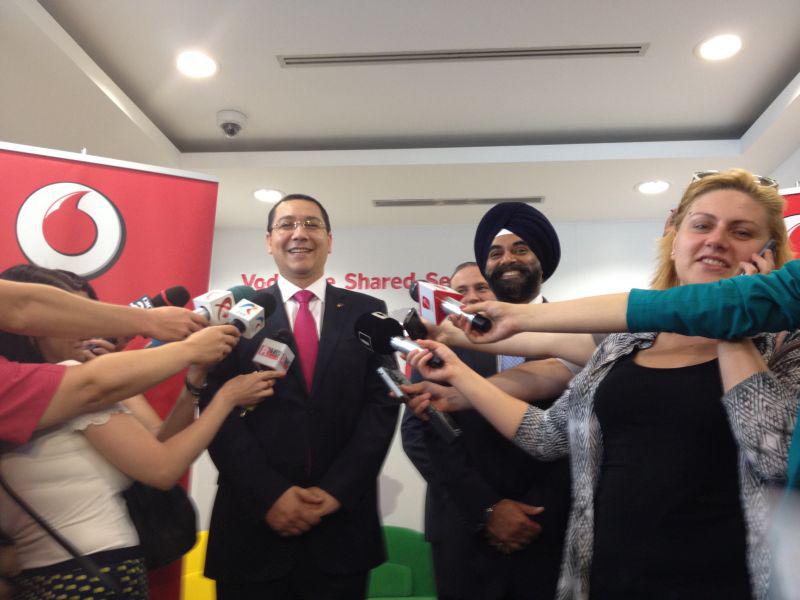 Victor Ponta si noul CEO Vodafone Romania, la deschiderea unui nou centru regional de servicii in Bucuresti, Foto: Hotnews
