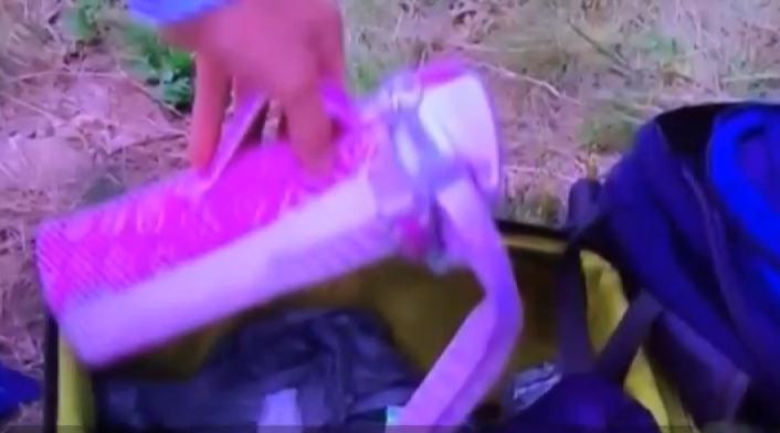 Prezentatorul SkyNews se uita prin bagajele victimelor zborului MH17, Foto: Captura YouTube