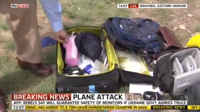 Prezentatorul SkyNews uitandu-se prin bagajele victimelor zborului MH17, Foto: Captura Youtube.com