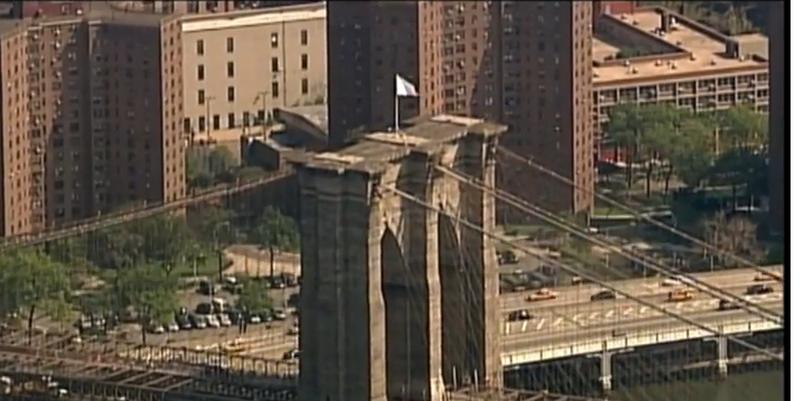 Steag alb pe Brooklyn Bridge, Foto: Captura YouTube