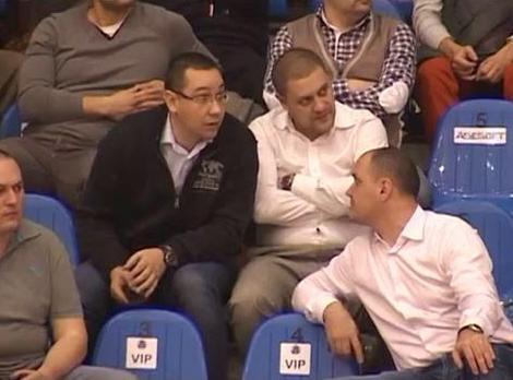 Alexandru Iacobescu, la un meci de baschet alaturi de Victor Ponta si Sebastian Ghita, Foto: sorinamatei.blogspot.com