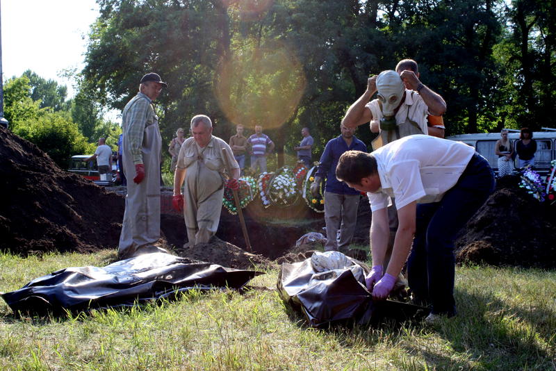 Autoritatile scot cadavrele din groapa comuna din Slaviansk, Foto: hrw.org