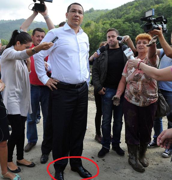 Victor Ponta, la inundatii, in Gorj, Foto: Facebook/ Victor Ponta