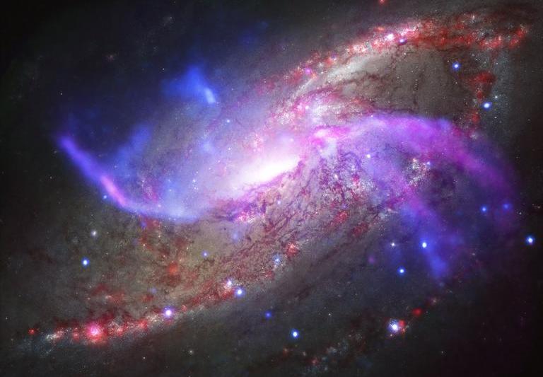 Galaxia spirala NGC 4258, Foto: X-ray: NASA/CXC/Caltech/P.Ogle et al; Optical: NASA/STScI; IR: NASA/JPL-Caltech; Radio: NSF/NRAO/VLA