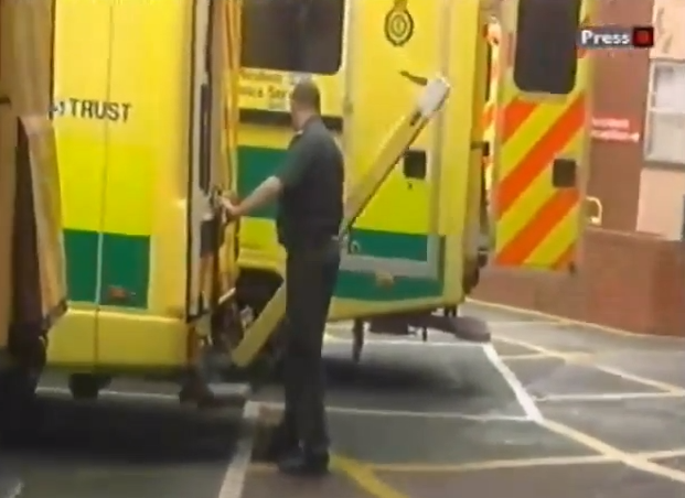 Marea Britanie: Intarzieri la transferul pacientilor de la ambulanta la unitatile de urgenta , Foto: Captura Youtube.com